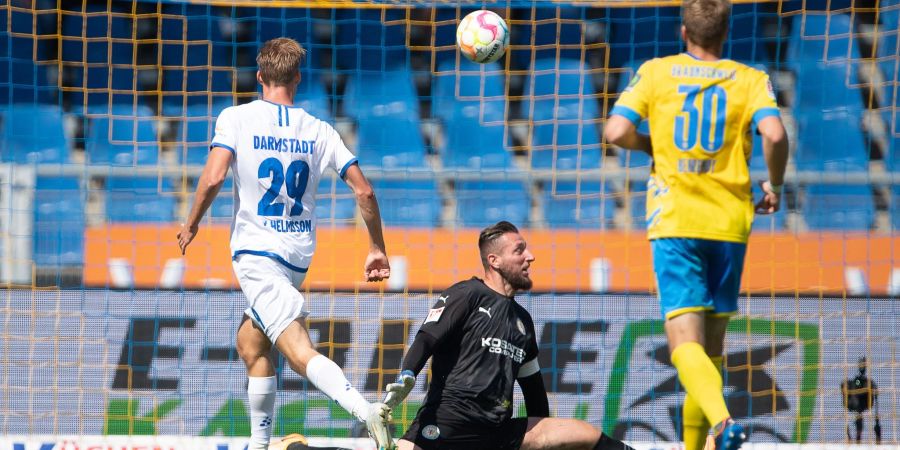 Darmstadts Oscar Vilhelmsson (l) chippt den Ball über Braunschweigs Keeper Jasmin Fejzic ins Tor.