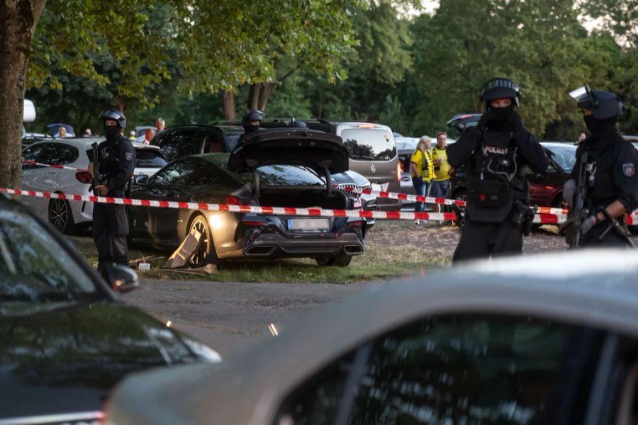 Das verdächtige Fahrzeug wurde von der Polizei untersucht.