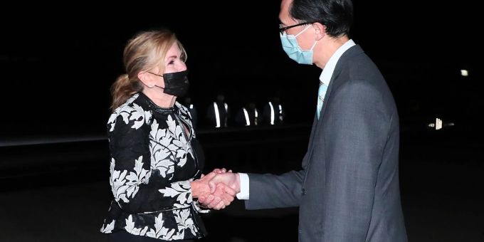 US-Senatorin Marsha Blackburn wird nach ihrer Ankunft in Taipeh begrüsst. US-Senatorin Marsha Blackburn wird nach ihrer Ankunft in Taipeh begrüsst.