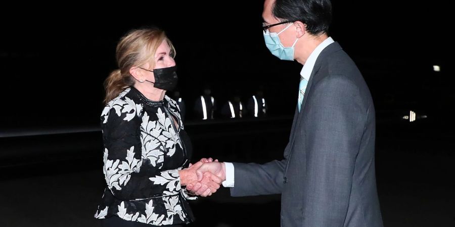 US-Senatorin Marsha Blackburn wird nach ihrer Ankunft in Taipeh begrüsst.
