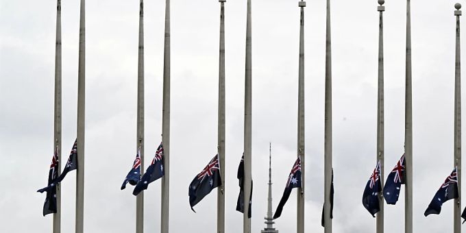 Australische Fahnen vor dem Parlamentsgebäude in Canberra hängen nach dem Tod der Queen auf Halbmast. australien queen