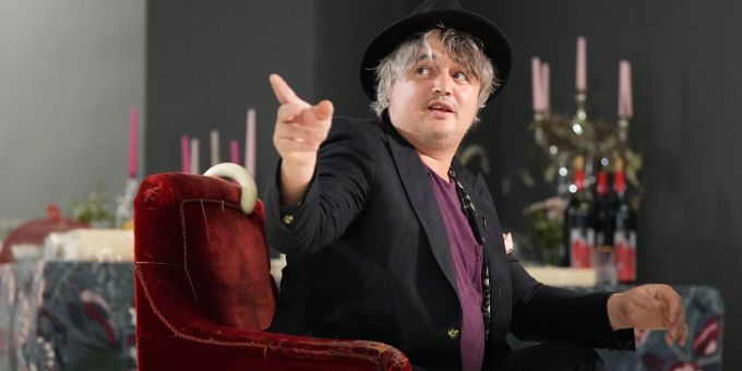 Peter Doherty in seiner Ausstellung «Contain yourself (seriously)». Peter Doherty in seiner Ausstellung «Contain yourself (seriously)».