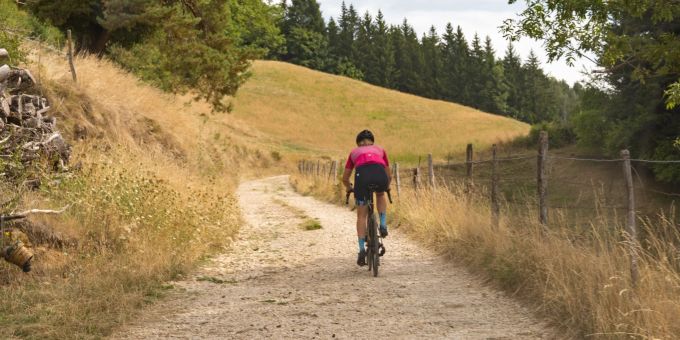 Etappe 3 der Pässe Challenge führte auch kurzzeitig über unwegsames Gelände Monika Sattler auf ihrem Velo