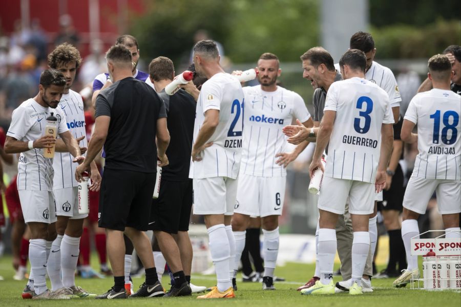 Zürichs Cheftrainer Franco Foda spricht zu seinen Spielern.