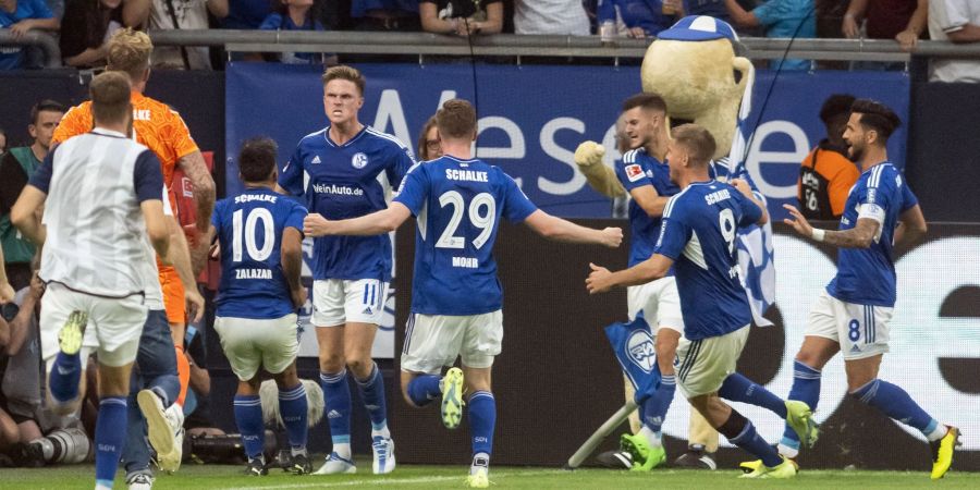 Die Schalker Spieler feiern den späten Ausgleich durch Marius Bülter (M).