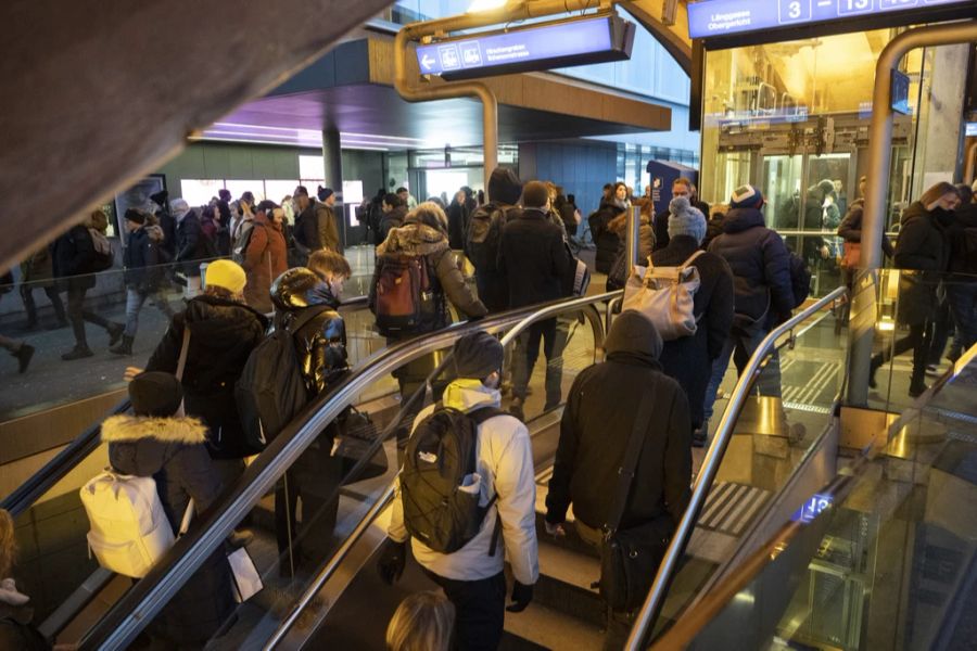 Pendler auf einer Rolltreppe am Bahnhof Bern, fotografiert am Donnerstag, 19. Januar 2023.