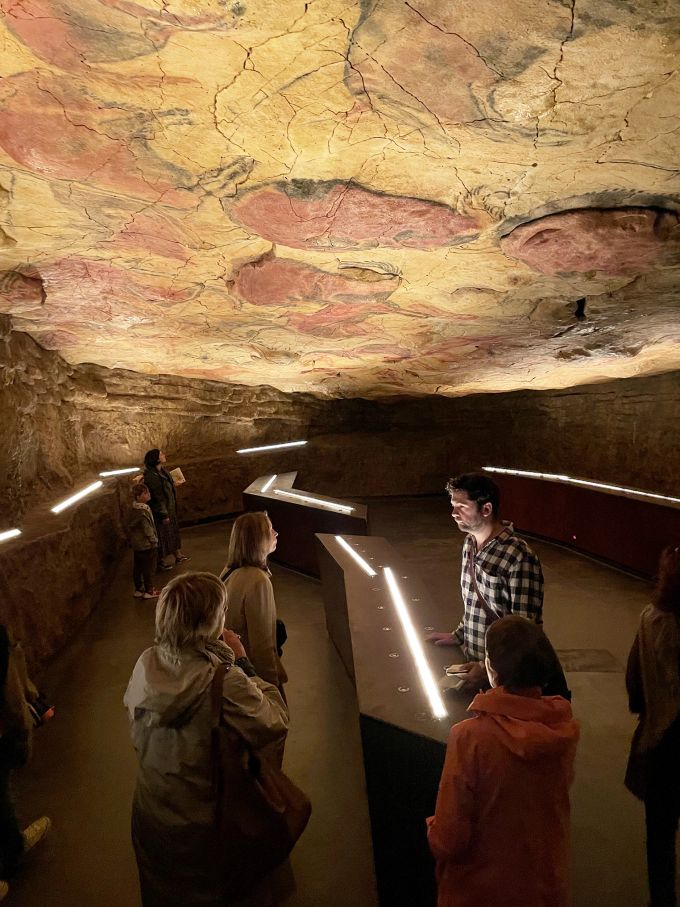 Die Steinzeithöhle von Altamira dürfen nur wenige Menschen pro Jahr besuchen. Die weltberühmten Malereien bekommen die meisten Besucher deshalb nur in einer nachgebauten Höhle nebenan zu sehen. Steinzeithöhle Altamira Malereien