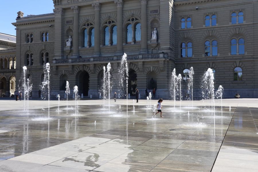 Das Wasserspiel auf dem Bundesplatz vor dem Bundeshaus in Bern.