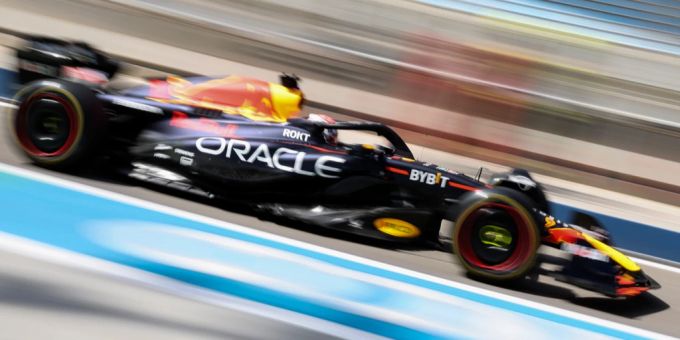 Max Verstappen am Steuer des Red Bull RB19 beim Vorsaison-Test der Formel 1 in Bahrain. Formel 1 Max Verstappen