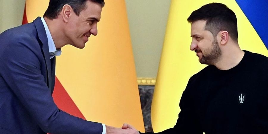 Spaniens Regierungschef Sánchez (l.) mit Selenskyj in Kiew