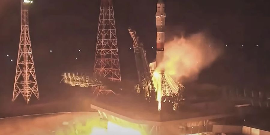 Als Ersatz für eine beschädigte Raumfähre an der Internationalen Raumstation ist eine unbemannte Sojus-Kapsel zur ISS gestartet. Die Sojus MS-23 hob am Freitag vom russischen Kosmodrom Baikonur in Kasachstan ab, wie Live-Bilder der US-Raumfahrtbehörde Nasa zeigten.