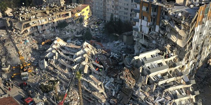 Rettungsteams suchen nach Menschen, während Kräne Trümmer von zerstörten Gebäuden entfernen. Foto: Hussein Malla/AP/dpa Rettungsteams suchen nach Menschen, während Kräne Trümmer von zerstörten Gebäuden entfernen. Foto: Hussein Malla/AP/dpa