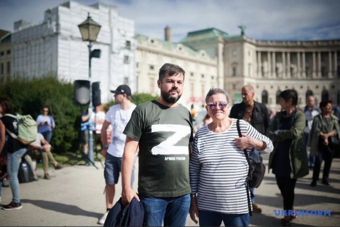 Robert Stelzl trägt an einer Demonstration ein T-Shirt, dass seine Russland-Nähe zeigt: «Z» steht für die Parole «Za Pobedu», übersetzt «Auf den Sieg». Österreich