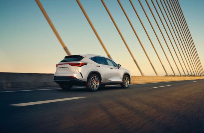 Dank seiner von Toyota übernommenen Hybrid-Technologie gleitet der Lexus NX meist lautlos und sparsam einher Lexus NX 2023 Rear