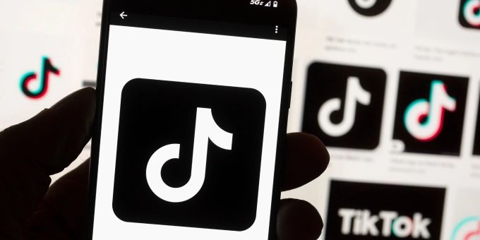 Mitarbeiter der US-amerikanischen und kanadischen Regierungen müssen die Social-Media-App Tiktok wegen Sicherheitsbedenken von ihren Dienstgeräten löschen. Mitarbeiter der US-amerikanischen und kanadischen Regierungen müssen die Social-Media-App Tiktok wegen Sicherheitsbedenken von ihren Dienstgeräten löschen.