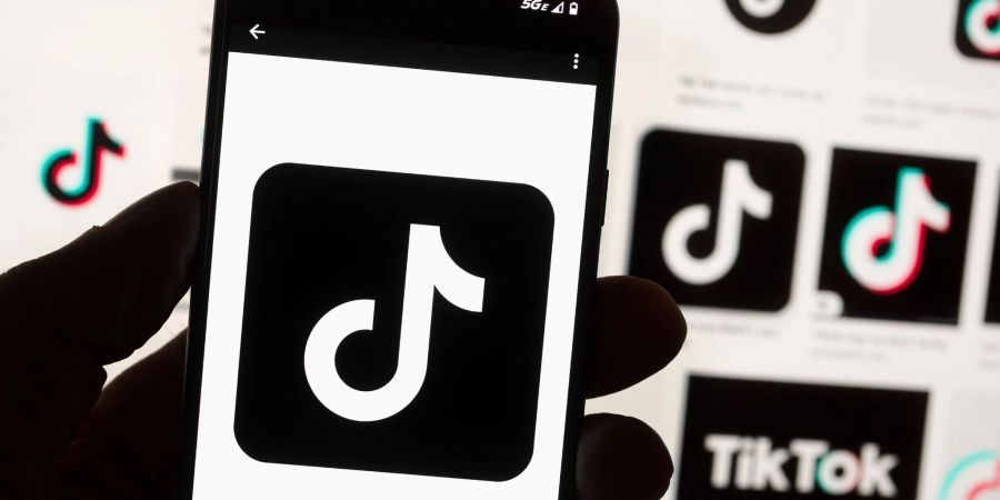 Mitarbeiter der US-amerikanischen und kanadischen Regierungen müssen die Social-Media-App Tiktok wegen Sicherheitsbedenken von ihren Dienstgeräten löschen.