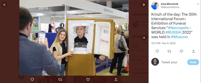 Ein junger Russe posiert an der jährlich stattfindenden Bestattermesse in Moskau in einem halboffenen Sarg. Ukraine Krieg