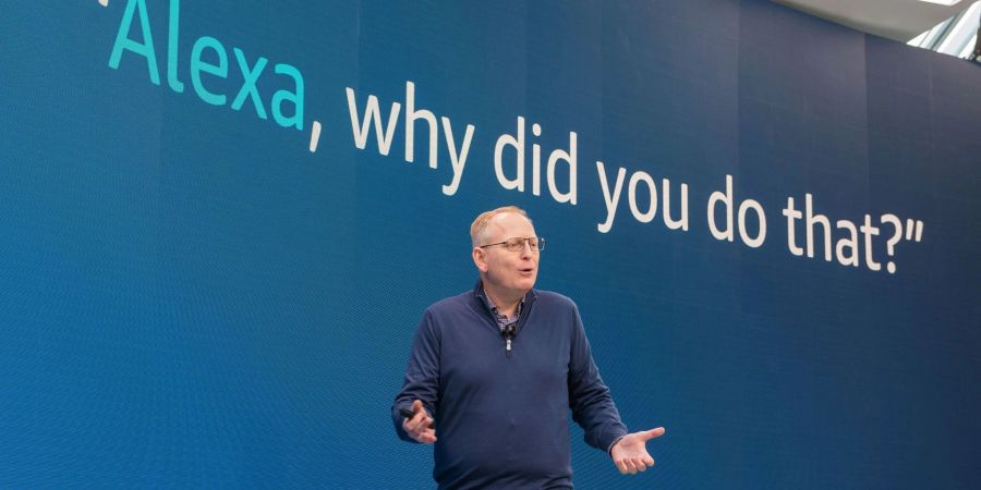 Amazon-Geräte-Chef Dave Limp demonstriert eine neue Funktion, bei der Nutzer die Sprachassistentin Alexa fragen können, warum sie etwas getan hat, wenn sie die Aktionen der Software nicht nachvollziehen können.