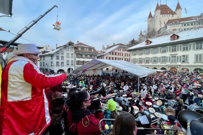 Das grosse Finale der Thuner Fasnacht auf dem Thuner Rathausplatz.