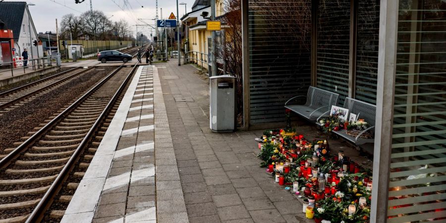 Blumen und Kerzen im Wartehäuschen am Bahnhof von Brokstedt im Gedenken an die Opfer der Messerattacke.