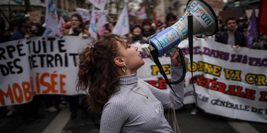 Junge Menschen in Frankreich protestieren gegen die Rentenreform der Regierung - mit Folgen.