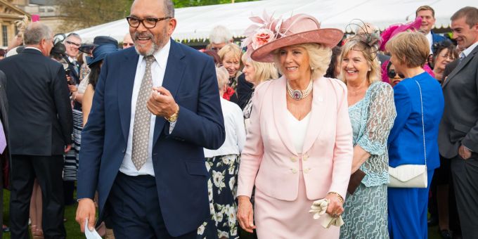 Camilla und Designer Bruce Oldfield verbindet eine jahrelange Freundschaft. Camilla Bruce Oldfield