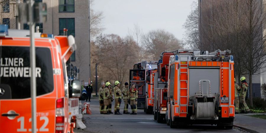 Einsatzkräfte der Feuerwehr bei einem Einsatz vor dem Eingang des Pflegeheims in Berlin.