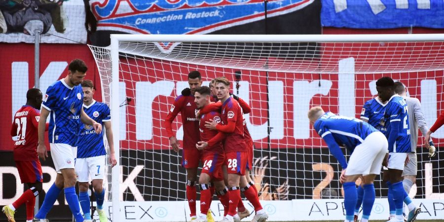 Hamburgs Ludovit Reis (M, Nr.14) jubelt nach seinem Tor zum 1:0 gegen Hansa Rostock mit seinen Teamkollegen.