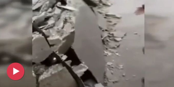 Video zeigt - Flughafen-Landebahn in Türkei bricht bei Erdbeben auf