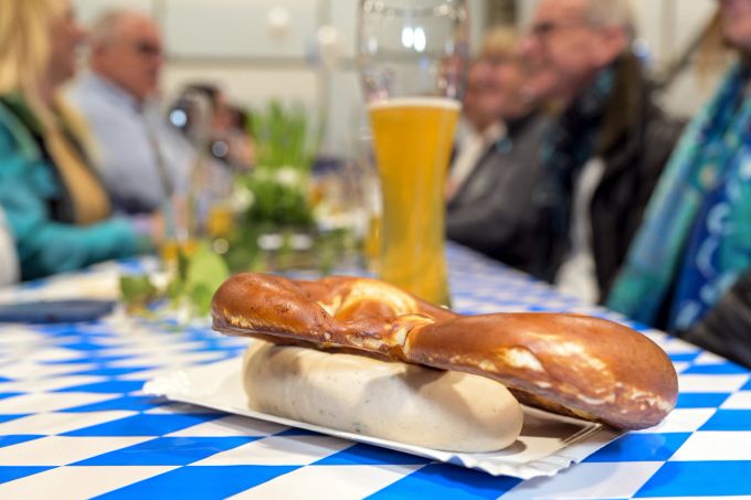 Weisswurst, Brezel und Bier – die bayrische Brotzeit am Garagentreff bei der Auto Marti AG in Thun. Garagentreff Auto Marti AG