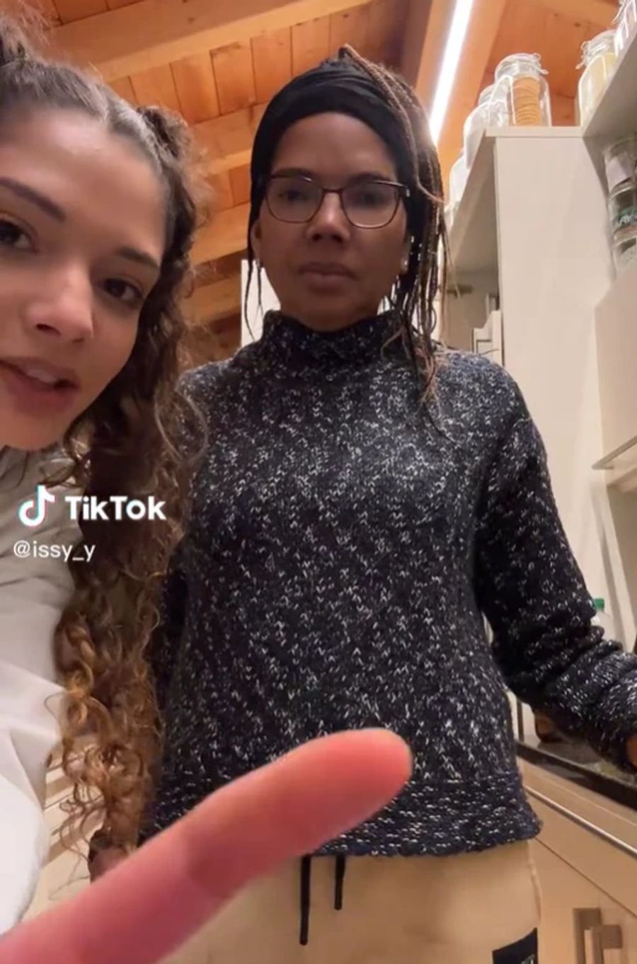 Yaras Mama kommt häufig in ihren Tiktok-Videos vor.