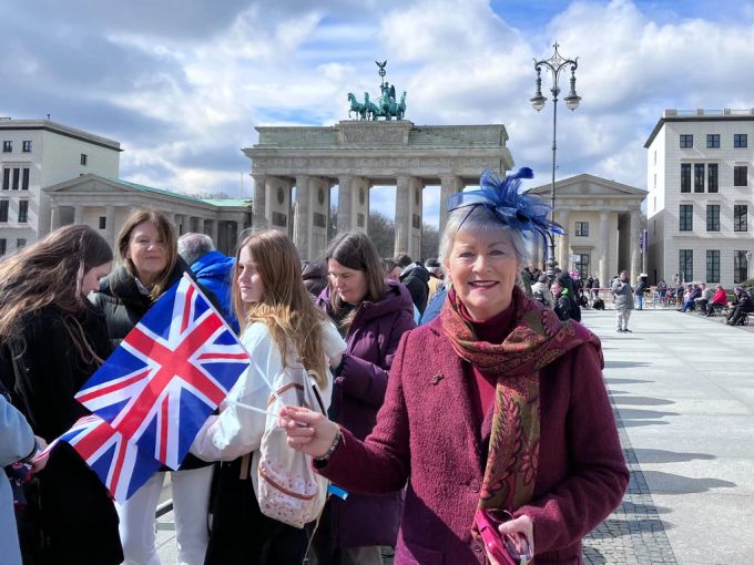 Bereits seit 10 Uhr Morgens warteten Besucher vor dem Brandenburgertor auf die britischen Royals. brandenburgertor