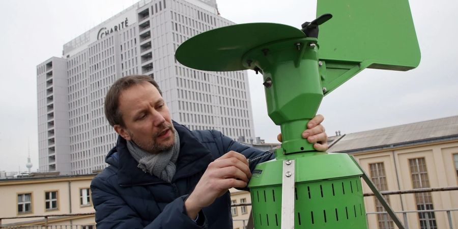 Landschaftsökologe Matthias Werchan kontrolliert auf dem Dach der Hautklinik der Charité in Berlin eine Pollenfalle.