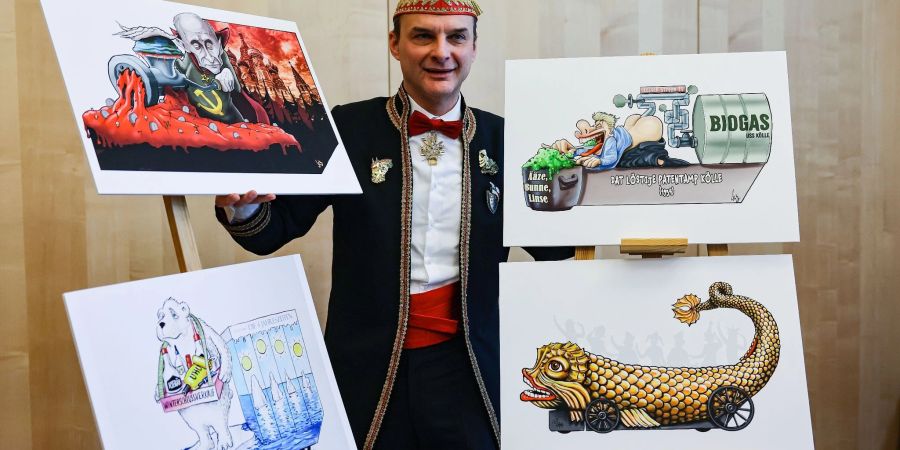 Holger Kirsch, Zugleiter, stellt Entwürfe für die Motivwagen des Rosenmontagsumzugs vor. Der 200. Kölner Rosenmontagsumzug findet am 20. Februar 2023 statt.
