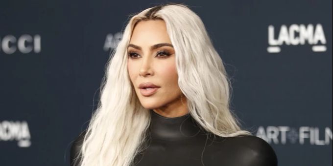 Kim Kardashian designt mit Skims Unterwäsche, Shapewear und auch Badebekleidung. Kim Kardashian