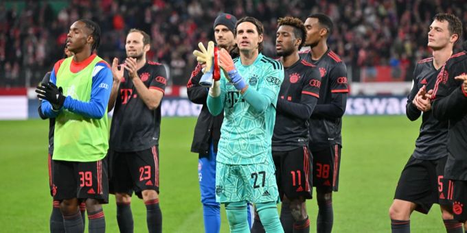 Yann Sommer und die Bayern feiern den Sieg gegen Mainz mit ihren Fans. Yann Sommer