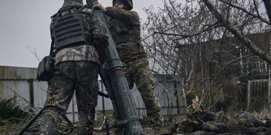 Ukrainische Soldaten feuern einen Mörser ab auf russische Stellungen an der Frontlinie bei Bakhmut, Region Donezk, Ukraine. Foto: Libkos/AP