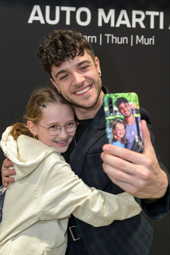 Giulia kam mit ihren Eltern extra aus Kriens um ihr Idol Luca Hänni zu treffen.