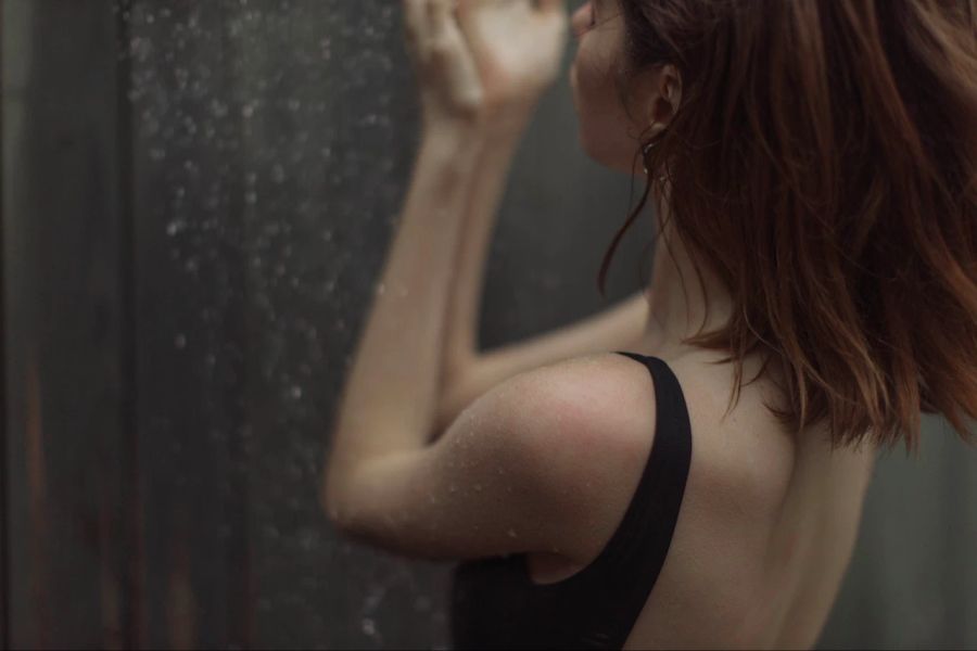 Frau unter Dusche