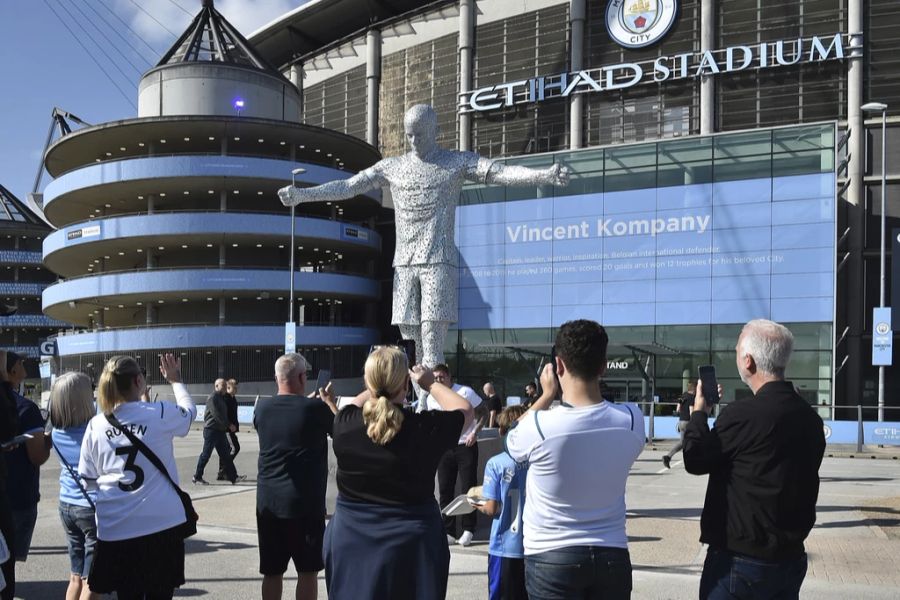 Vor dem Stadion von City steht eine Statue des Belgiers.