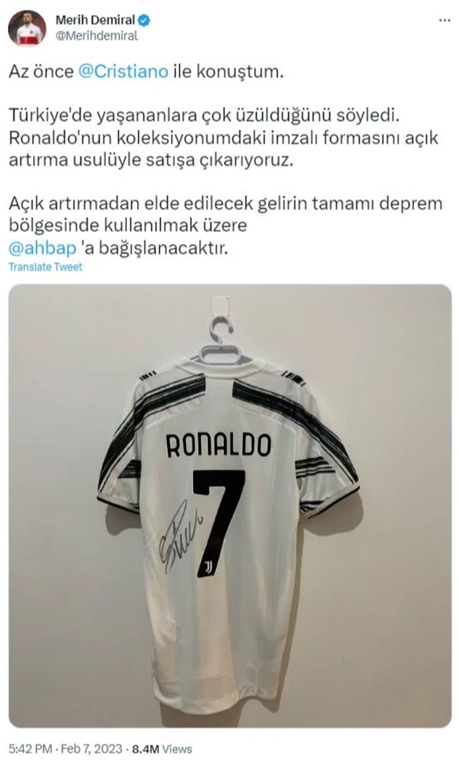 Der 24-Jährige versteigert ein unterschriebenes Trikot von Cristiano Ronaldo.