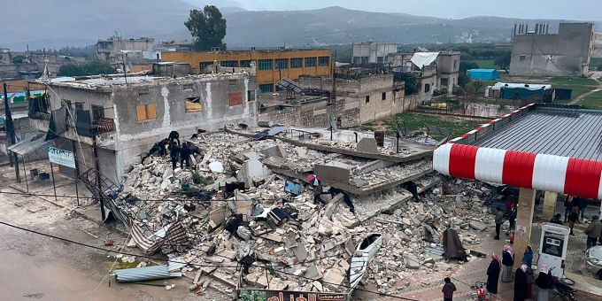 Menschen durchsuchen die Trümmer eines eingestürzten Gebäudes in der Stadt Azmarin in der Provinz Idlib im Norden Syriens. Menschen durchsuchen die Trümmer eines eingestürzten Gebäudes in der Stadt Azmarin in der Provinz Idlib im Norden Syriens.