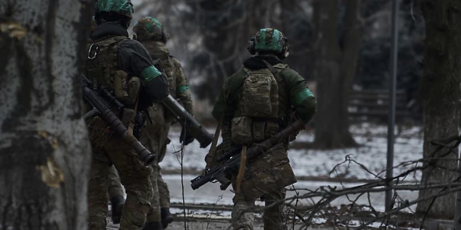 Ukrainische Soldaten patrouillieren in Bachmut. Foto: -/LIBKOS/AP/dpa