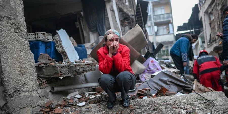 Menschen in Haustrümmern in Hatay