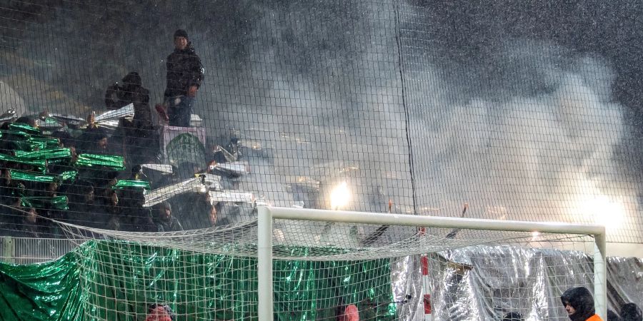 Wolfsburger Fans zündeten während der Pokalpartie bei Union Berlin Pyrotechnik.