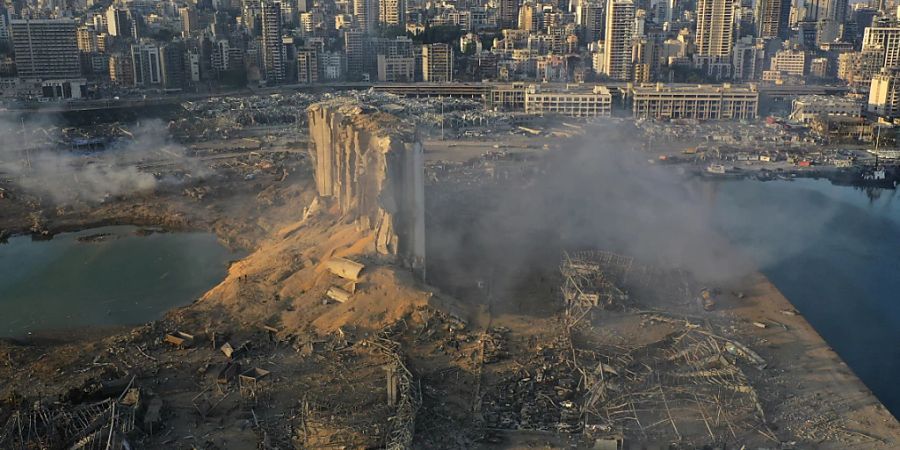 ARCHIV - Das Bild zeigt die Zerstörung nach einer Explosion im Hafen von Beirut. Foto: Hussein Malla/AP/dpa