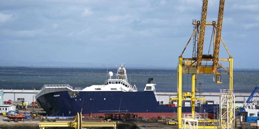 Rettungskräfte arbeiten am Imperial Dock, wo sich ein Schiff aus seiner Halterung gelöst hat, teilweise umgekippt ist und mehrere Personen verletzt hat.