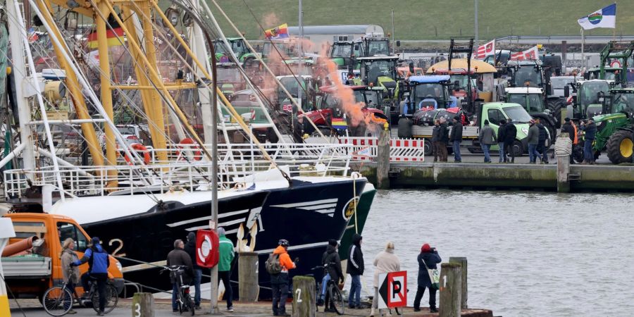 Bauern und Krabbenfischern protestieren bei der Agrarministerkonferenz in Büsum gegen den Umbau der Tierhaltung.