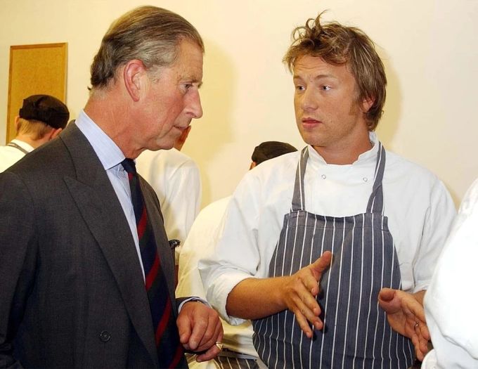King Charles unterhält sich mit Promi-Koch Jamie Oliver. (Archivbild) Charles