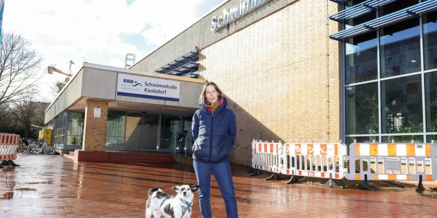 Lotte Mies steht mit ihrem Hund vor der Schwimmhalle Kaulsdorf. Die Berlinerin hat erreicht, dass das Oben-ohne-Baden in Berliner Schwimmhallen für Frauen nicht mehr zum Problem werden soll - und berichtet von einer Morddrohung.